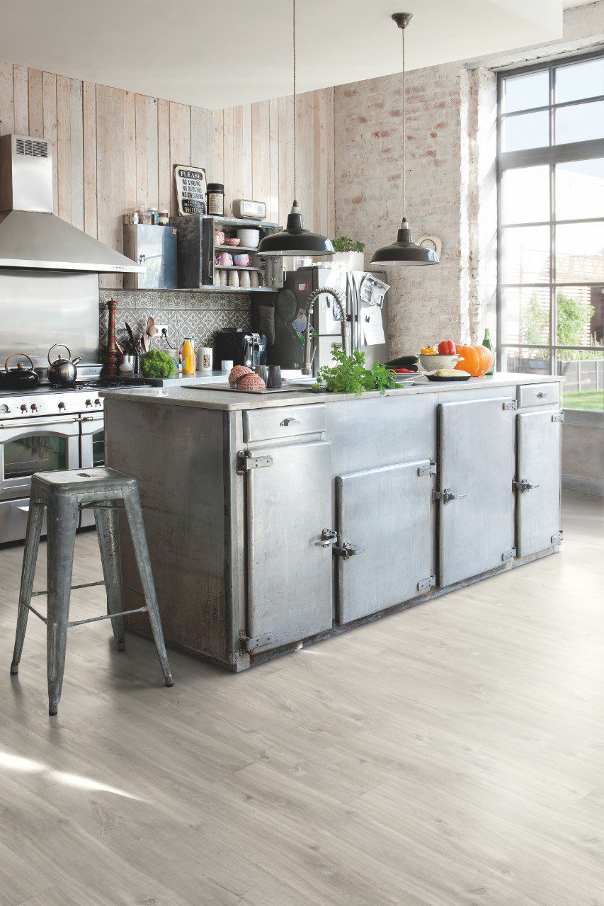 LVT Vinylboden Quick-Step Balance Click Canyon Eiche grau, Sägespuren, gefast