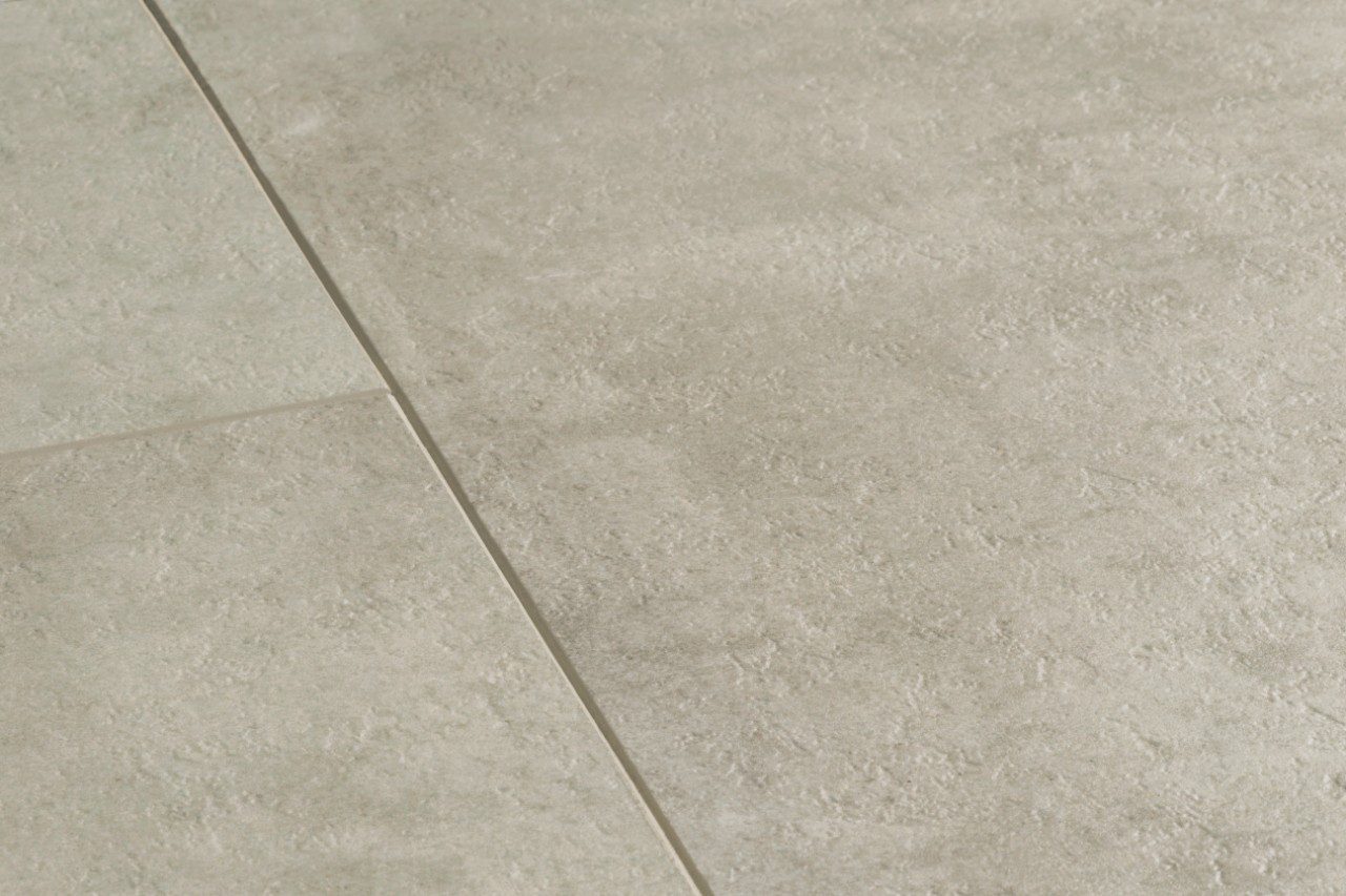 LVT Vinylboden Quick-Step, Ambient Click Plus, Hellgrau Fliese travertin, gefast