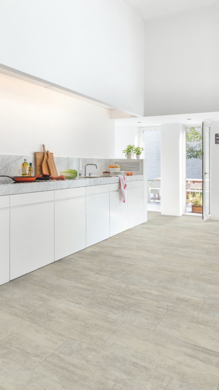 LVT Vinylboden Quick-Step, Ambient Click Plus, Hellgrau Fliese travertin, gefast