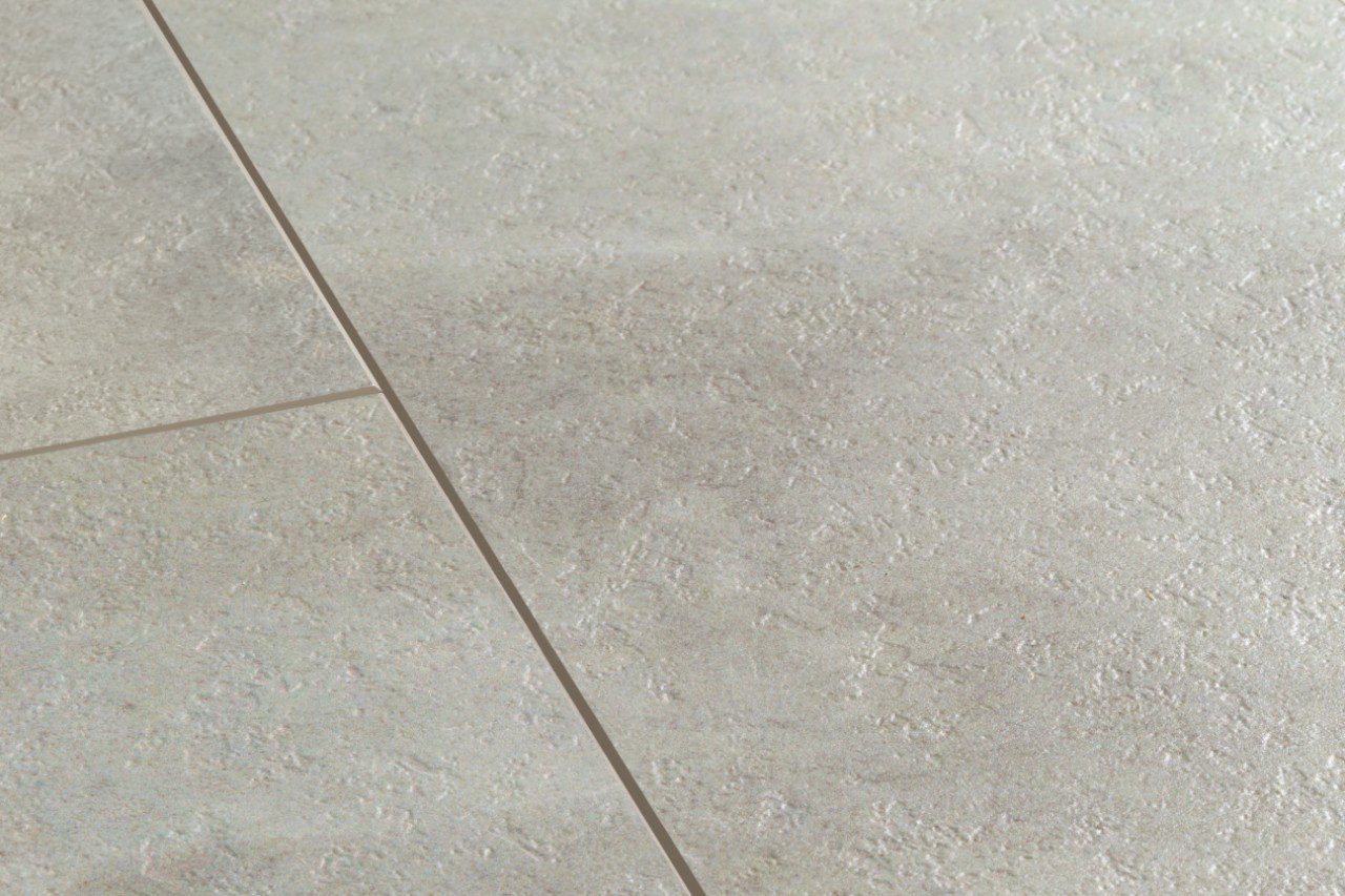 LVT Vinylboden Quick-Step, Ambient Click, Warm grey concrete, gefast