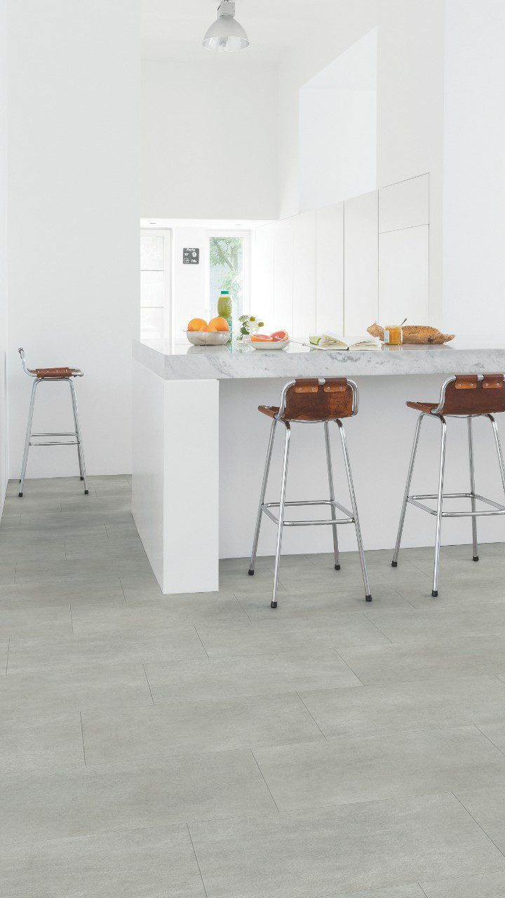 LVT Vinylboden Quick-Step, Ambient Click, Warm grey concrete, gefast