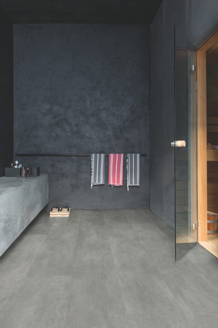 LVT Vinylboden Quick-Step, Ambient Click Plus, Dark grey concrete, gefast
