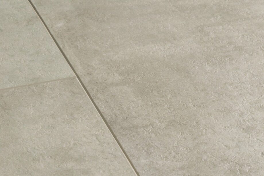 LVT Vinylboden Quick-Step, Ambient Click Plus, Hellgrau Fliese travertin, gefast – 2