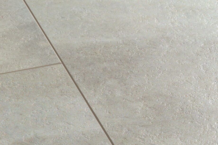 LVT Vinylboden Quick-Step, Ambient Click, Warm grey concrete, gefast – 2