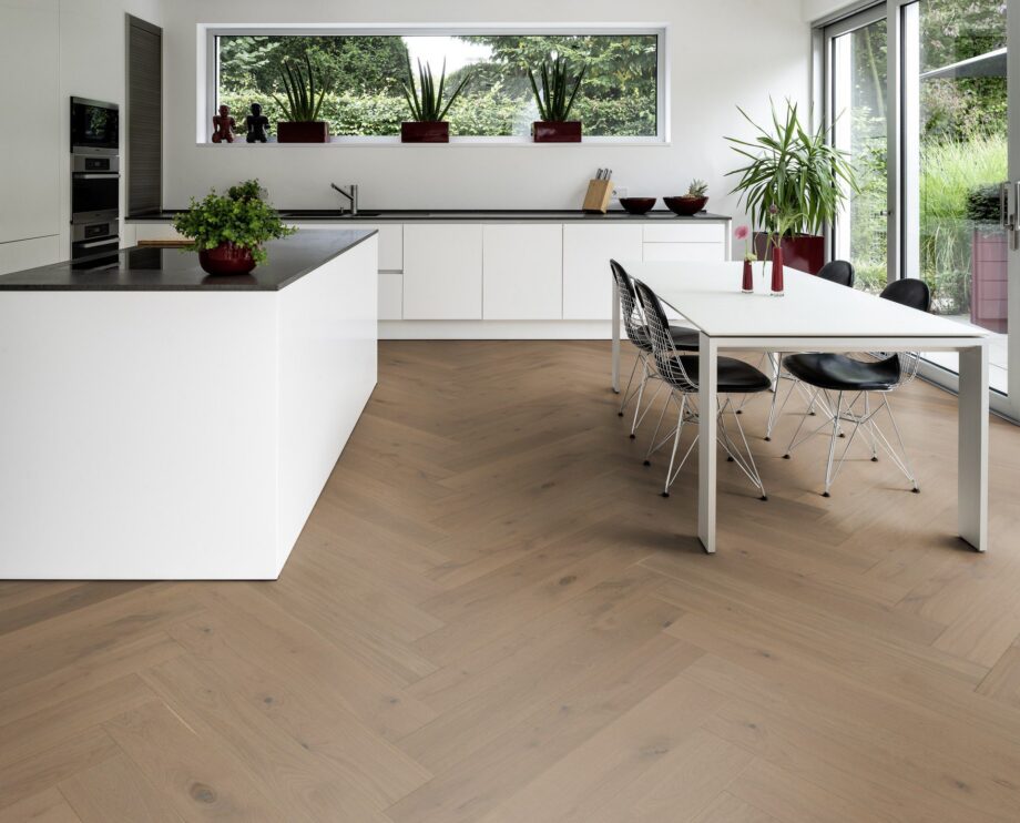 Fischgrätparkett Eiche, ter Hürne, Oak ochre brown, Fischgrätparkett, gebürstet, gefast, extra matt versiegelt – Ansicht 4 Fischgrätparkett Eiche, ter Hürne, Oak ochre brown, Fischgrätparkett, gebürstet, gefast, extra matt versiegelt – 4