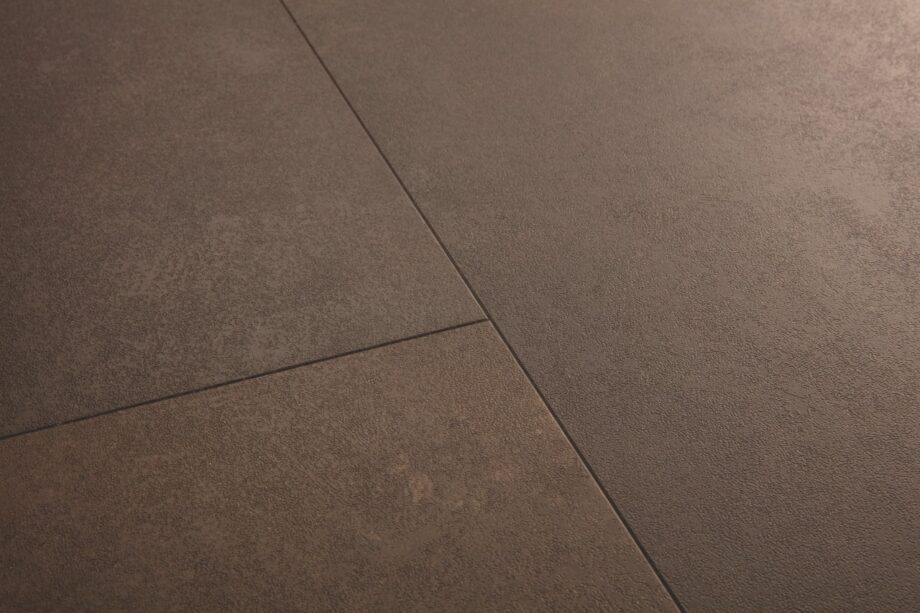4836_10600_vinyylilattia-spc-quick-step-cinnamon-rock-alpha-tiles-viistetty 4836_10600_vinyylilattia-spc-quick-step-cinnamon-rock-alpha-tiles-viistetty