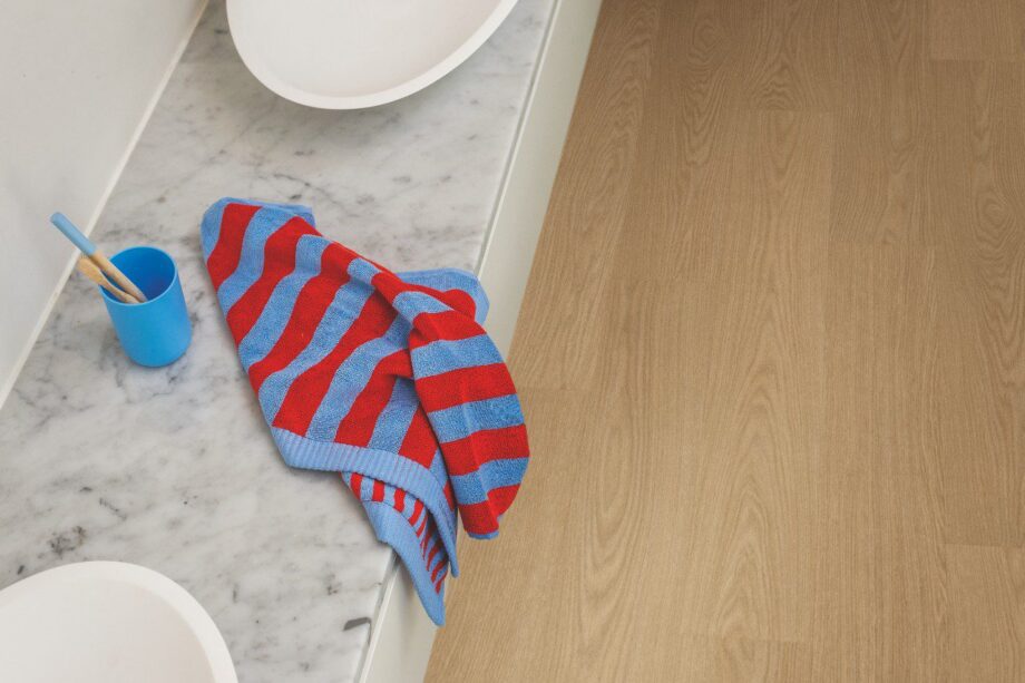 SPC Vinylboden Quick-Step gingerbread oak alpha small Dielen, gefast – Ansicht 4 SPC Vinylboden Quick-Step gingerbread oak alpha small Dielen, gefast – 4