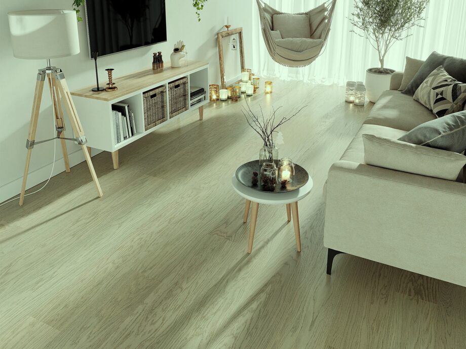 parkett-tamm-esta-nova-elite-sandstone-16040 Parkett tamm Esta Nova Elite Sandstone elutoa põrandal. Hele diivan, valge teleka laud ja kohvilaud.