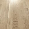 Parkett Tarkett tamm 3-lip harjatud valge matt lakk sorteering väikeste okstega ja maltspuiduga. Pind on harjatud ja valge matt lakiga töödeldud. Parkett Tarkett tamm 3-lipiline valge matt lakk sorteeringu ja tooni kirjeldus