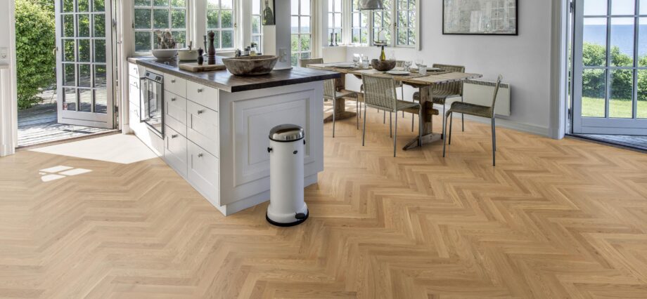 Kalasaba parkett Tamm Rustic 45 õlivahatatud – vaade 2 Fischgrätparkett Bauwerk Monopark Eiche Rustikal 45 Öl-Wachs – 2