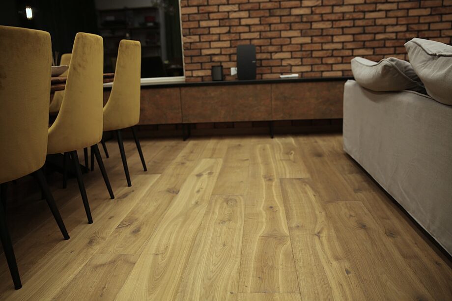 Floorboards Oak Country 2-layer 2 sides beveled oiled 180mm installed on dining room floor