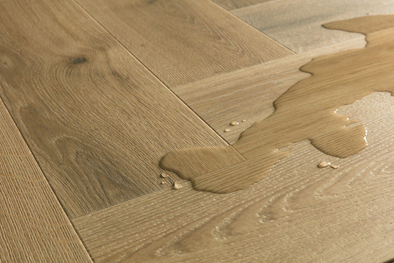 Klasaba laminaat Quick-Step Impressive Design Charred Oak tooni ja disaini kirjeldus. Laminaatparketil on vee lo