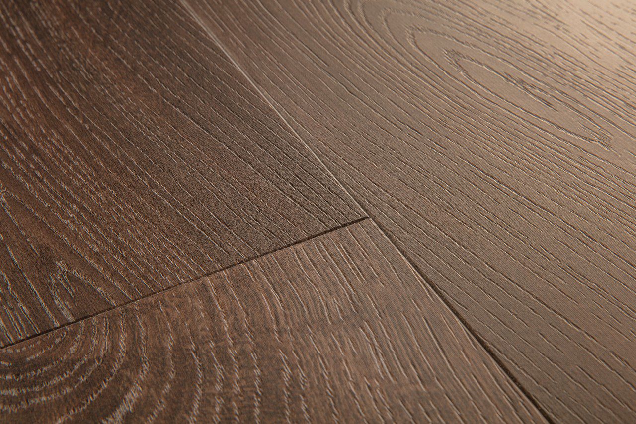 LVT parkett Quick-Step Bloom Autumn Oak Chocolate tumepruun harjatud tamm põrandalaua disainiga