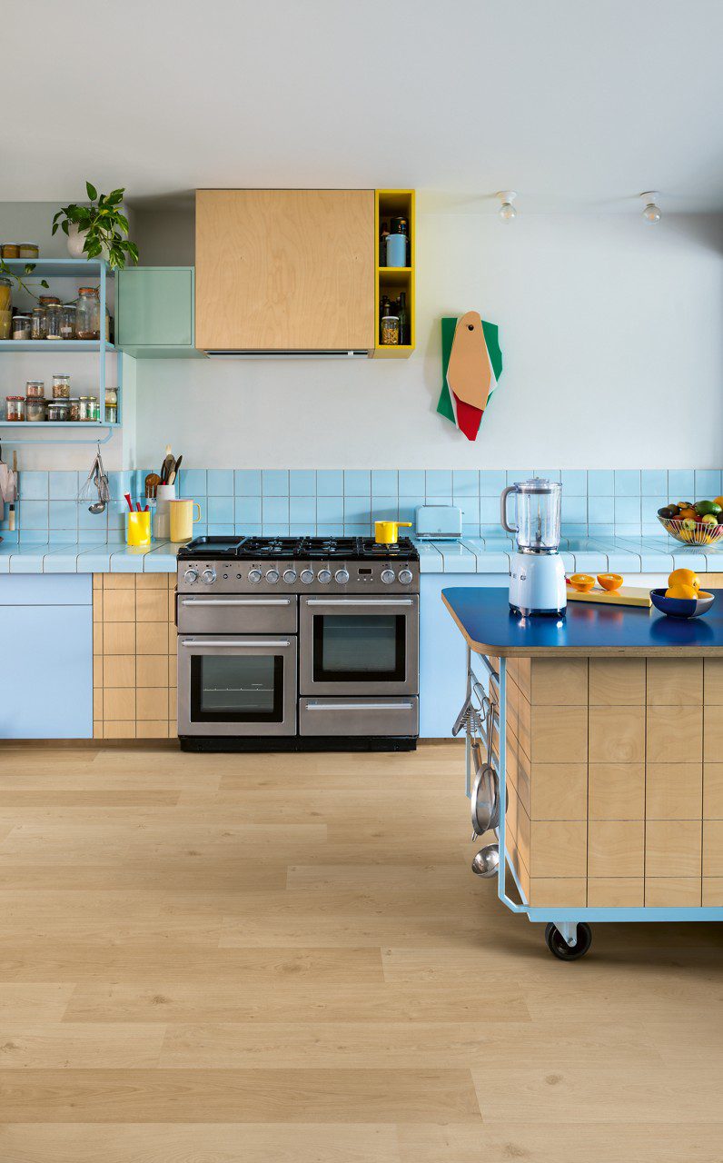 LVT põrandakate Quick-Step Blos Coast tamm beige paigaldatud köögi põrandale. Köögimööbel ja köögisaar.