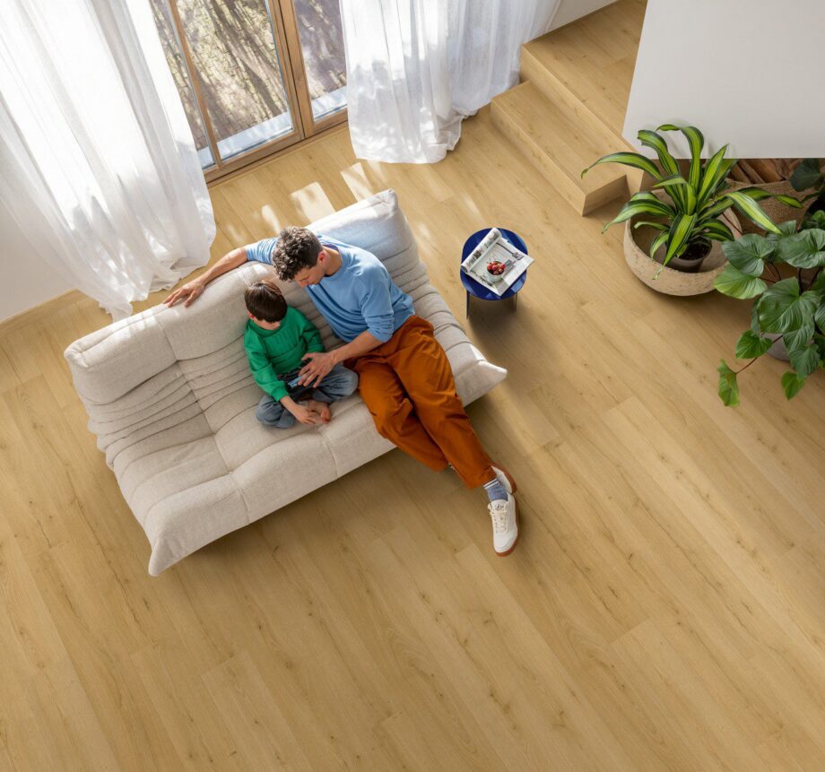 Klick Vinylboden Quick-Step Bloom Brushed Oak Honey – Ansicht 8 Klick Vinylboden Quick-Step Bloom Brushed Oak Honey – 8