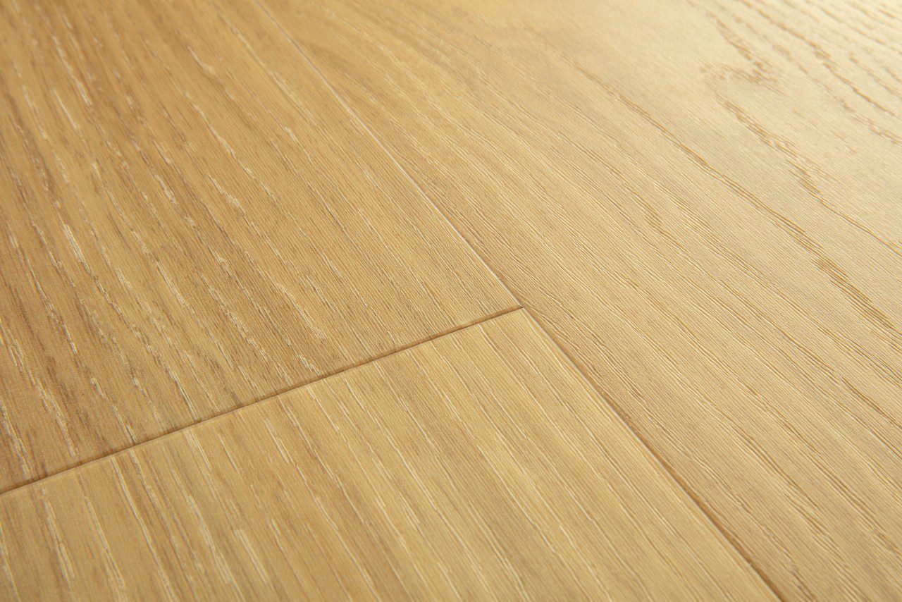 Vinüülparkett Quick-Step Bloom Pure Oak Honey sooja naturaalse tamme tooni ja oksavaba puidu mustriga.