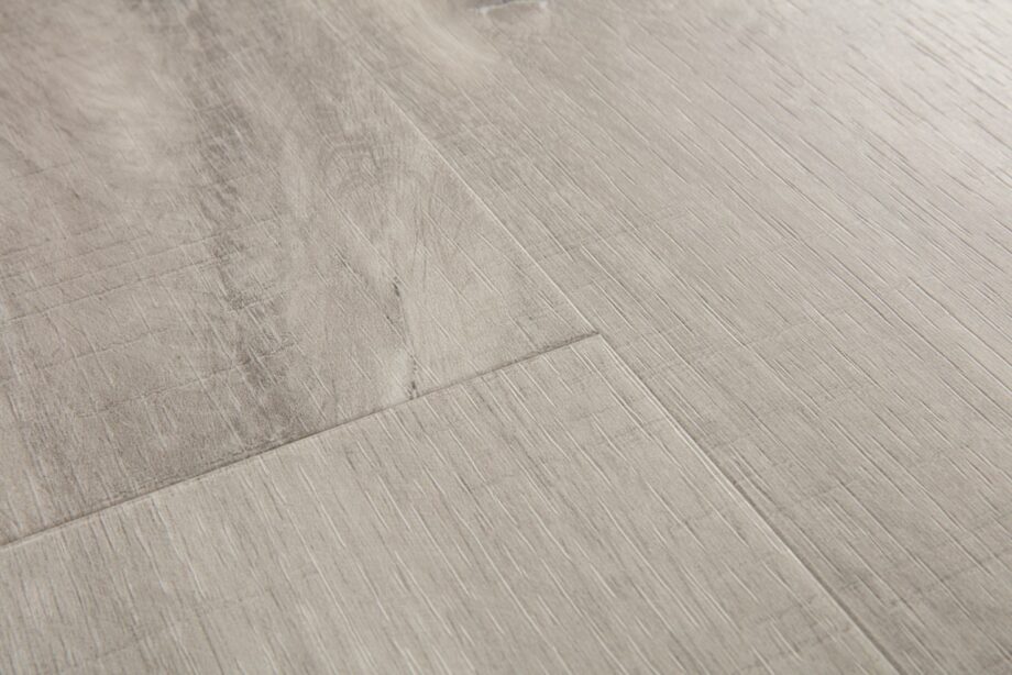 Vinüülparkett Quick-Step Blos Canyon tamm grey saw cuts halli tooni ja saejälgedega tamme põrandalaud disainiga.