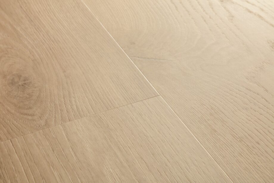 Vinüülparkett Quick-Step Blos Coast tamm sand heleda tooni ja kergelt rustikaalse tamme põrandalaua disainiga