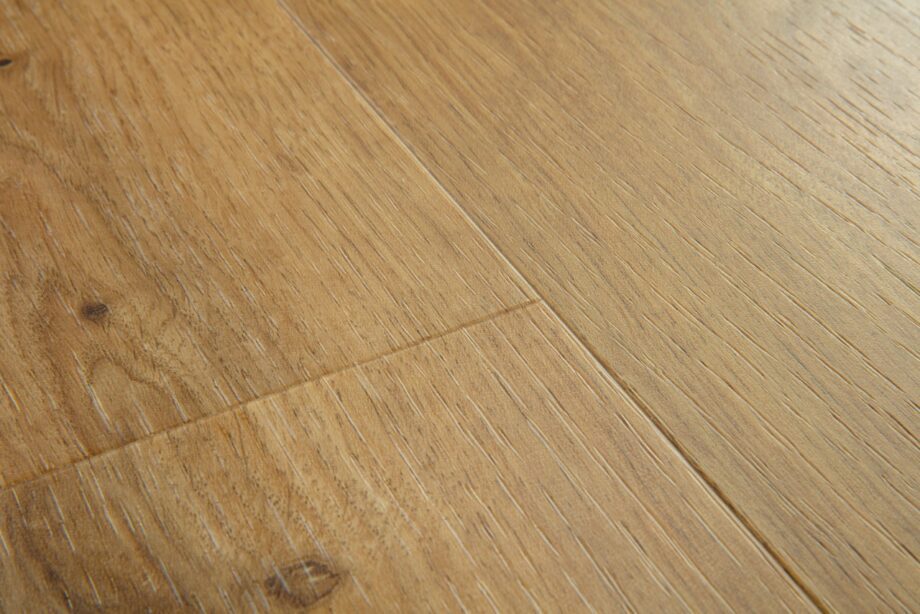Vinüülparkett Quick-Step Blos Cottge tamm natural naturaalse tamme tooni ja rustikaalse tammest põrandalaua disainiga.