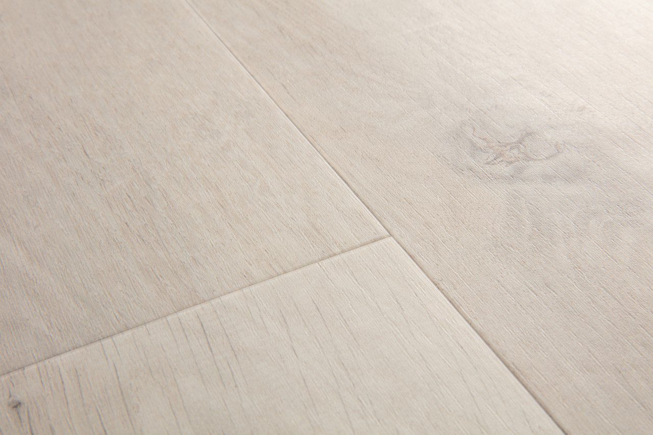 Vinyylilankku Quick Step Bloom Cotton Oak White Blush, erittäin vaalea valkobeige tammen sävy kevyellä punertavalla vivahteella ja lankkudesign.
