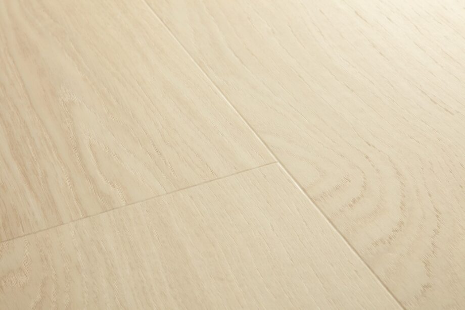 Vinyylilankku Quick Step Bloom Pure Tammi Polar, erittäin vaalea polaarinen tammen sävy ja lankkudesign.