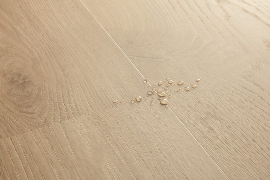 Vinyylilattia Quick Step Blos Coast Tammi Sand Vaalea, vaalea hiekan sävyinen tammi ja lankkulattia tammi.