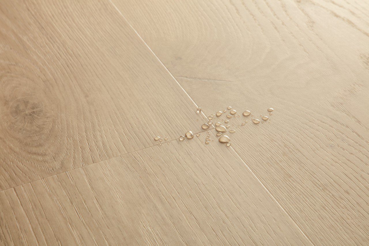 Vinyylilattia Quick Step Blos Coast Tammi Sand Vaalea, vaalea hiekan sävyinen tammi ja lankkulattia tammi.