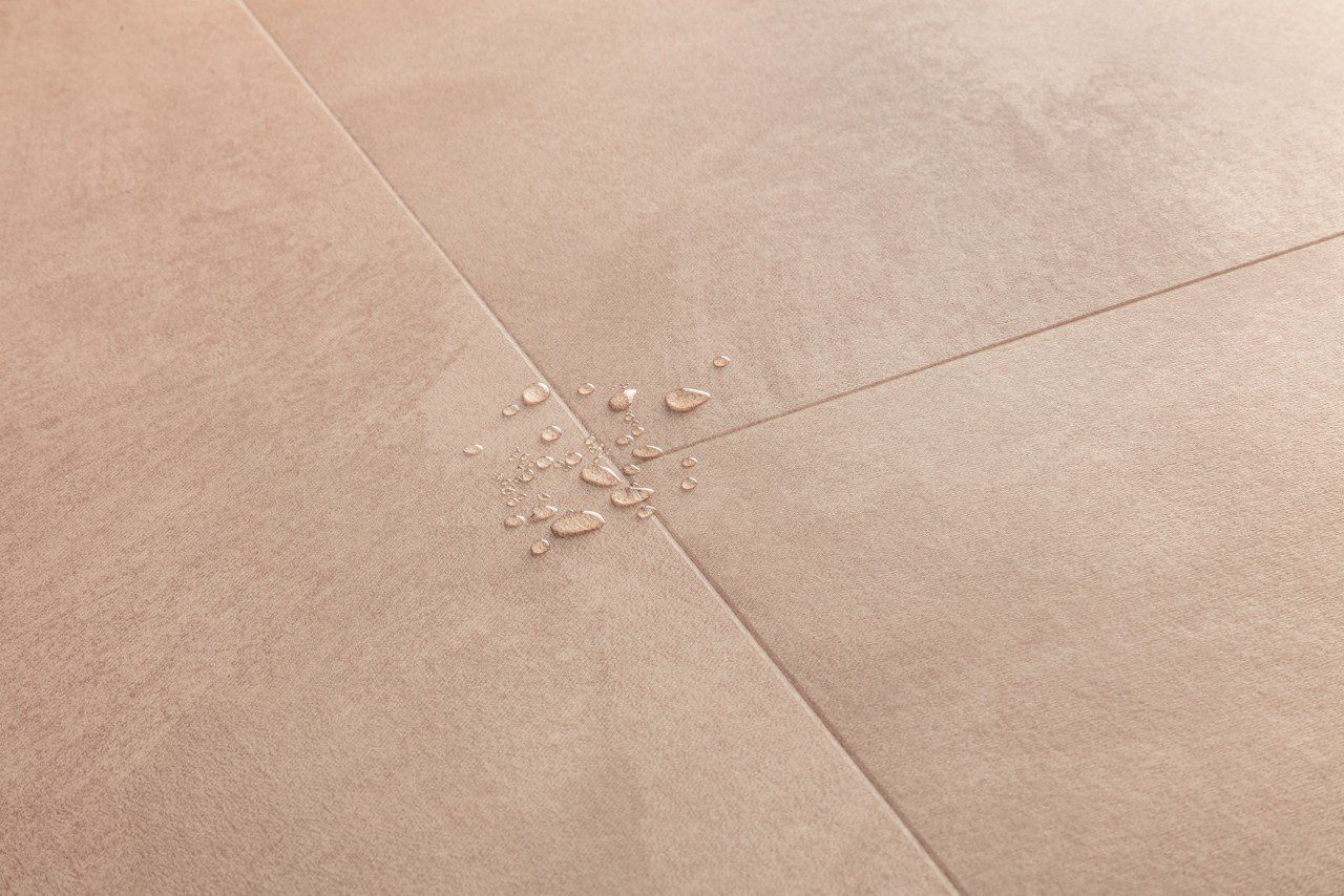 LVT parkett Quick-Step Illume Soft blush roosakas beezhi tooni ja betooni disainiga.