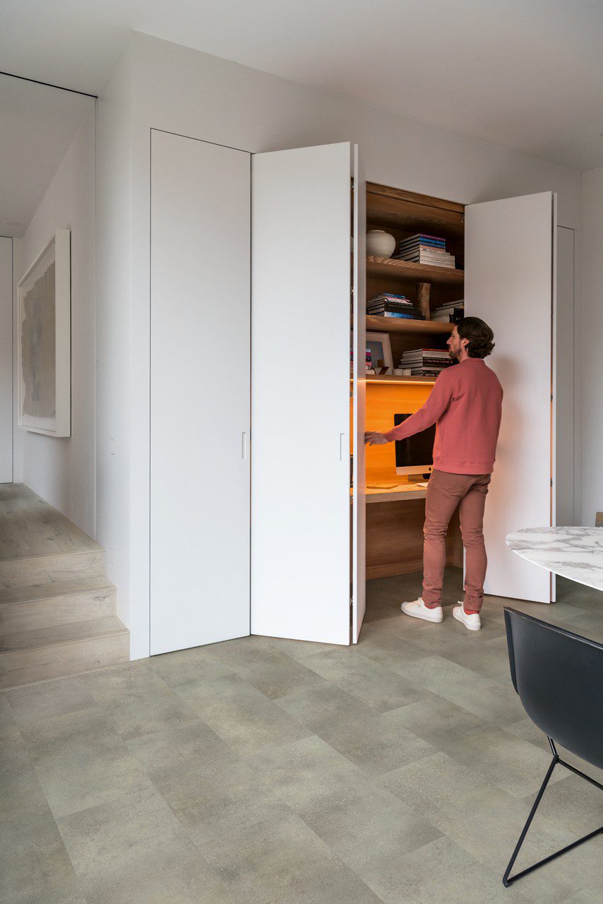 LVT põrandakate Quick-Step Oro Concrete rock paigaldatud elutoa põrandale. Sisse ehitatud voldikustega seinakapp.