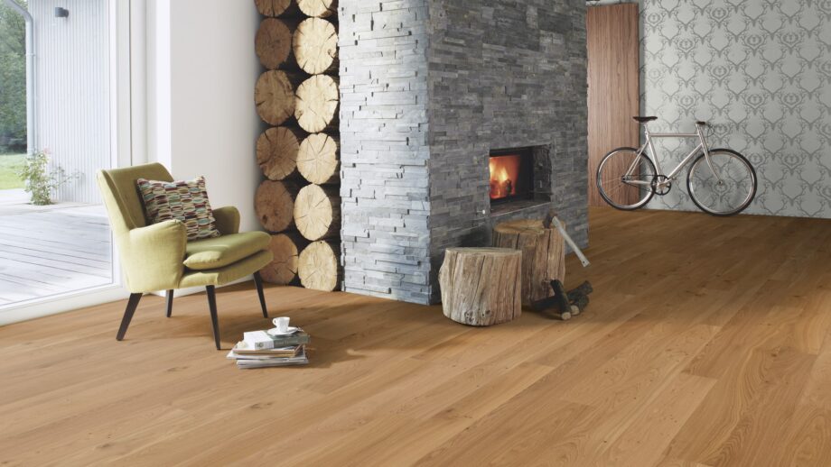 naturaalparkett-bauwerk-casapark-budget-cut-tamm-35-harjatud-matt-lakk Naturaalparkett Bauwerk Casapark Budget Cut harjatud matt lakk paigaldatud koridori ja elutoa põrandale. Suur kiviga kaetud kamin milles tuli.