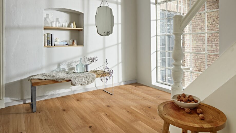 Naturaalparkett Bauwerk Casapark tamm 46 2 küljest faasitud, harjatud ja matt lakiga viimistletud paigaldatud klassikalises stiilis koridori põrandale. Pink, riiulid ja trepp.