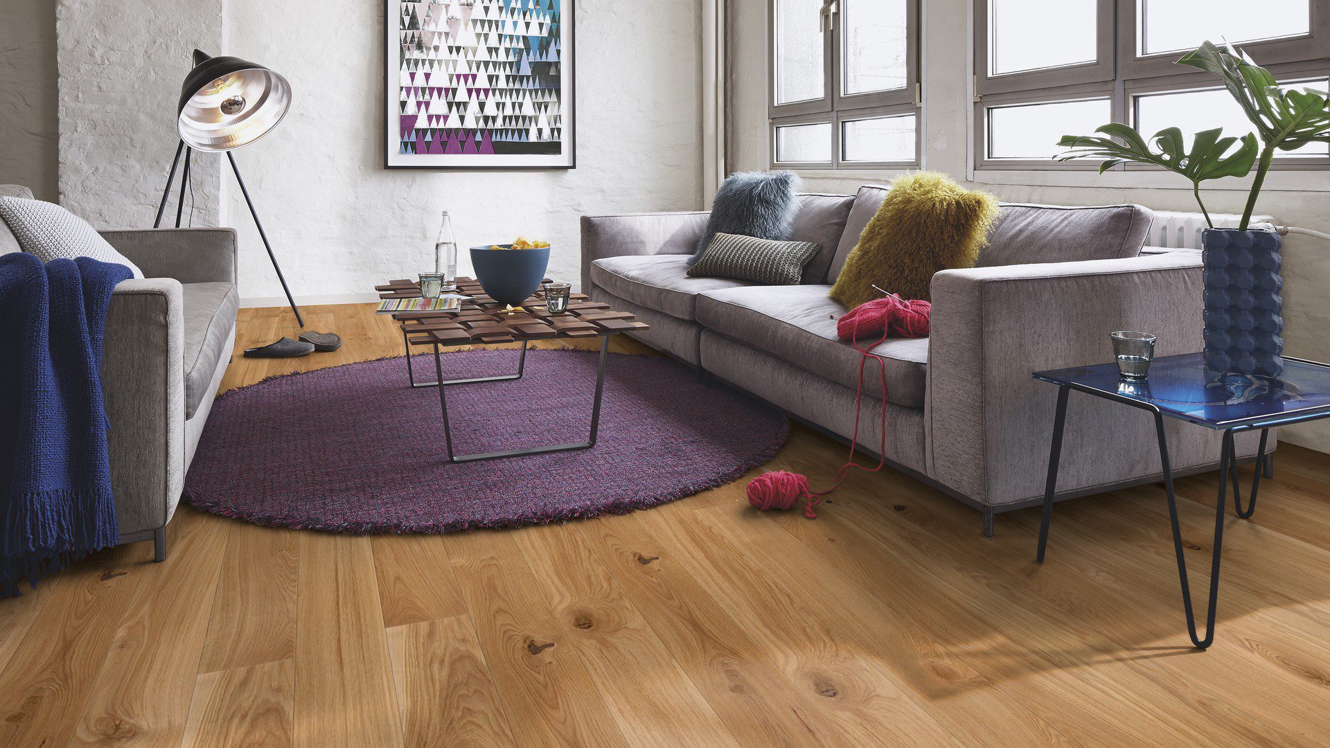 Parkettilattia Bauwerk Casapark tammi 46 asennettuna kodin lattialle – luonnollinen, lämminsävyinen tammensävy ja rustiikkinen sorteerus (oksakohtia sekä eläväistä sävyvaihtelua). Harjattu pinta, viisteet ja mattalakattu viimeistely tuovat esiin puun aidon tekstuurin.