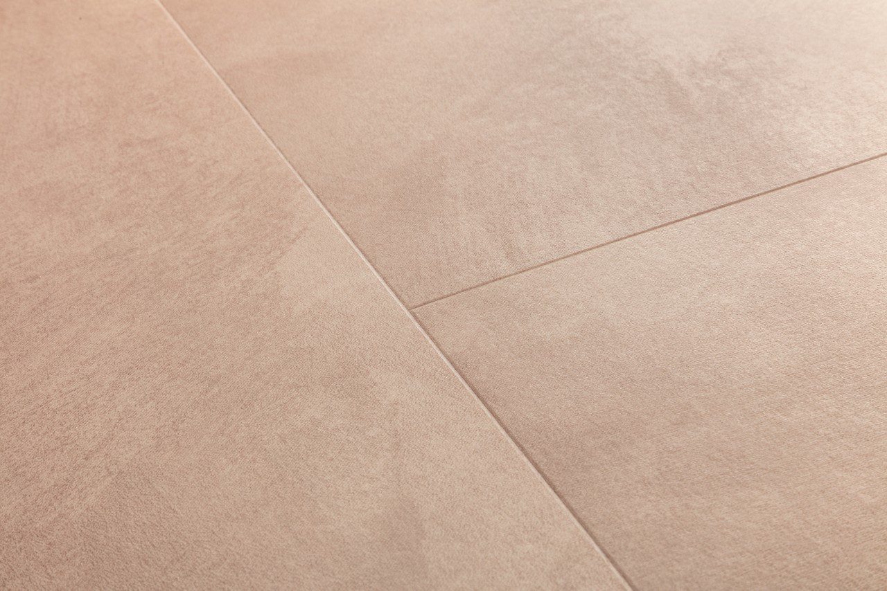 Vinüülparkett Quick-Step Illume Soft blush roosakas beezhi tooni ja betooni disainiga