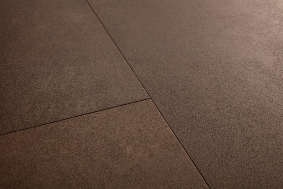 vinuulparkett-quick-step-oro-cinnamon-rock-looduskivi-immitatsioon Vinüülparkett Quick-Step Oro Cinnamon rock sooja pruuni tooni ja faasitud looduskivist põrandaplaadi disainiga.