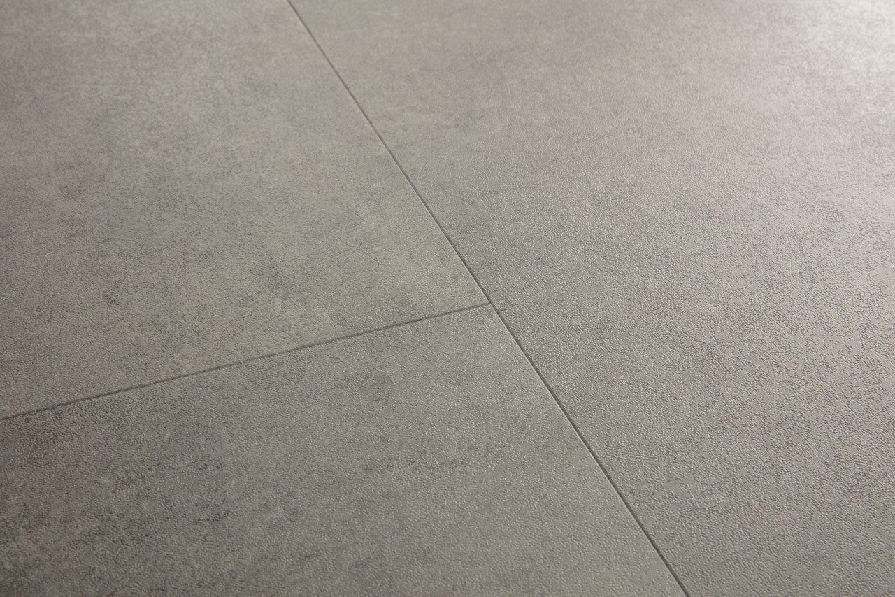 Vinüülparkett Quick_step Oro Concrete rock helehalli tooni ja betooni disainiga.