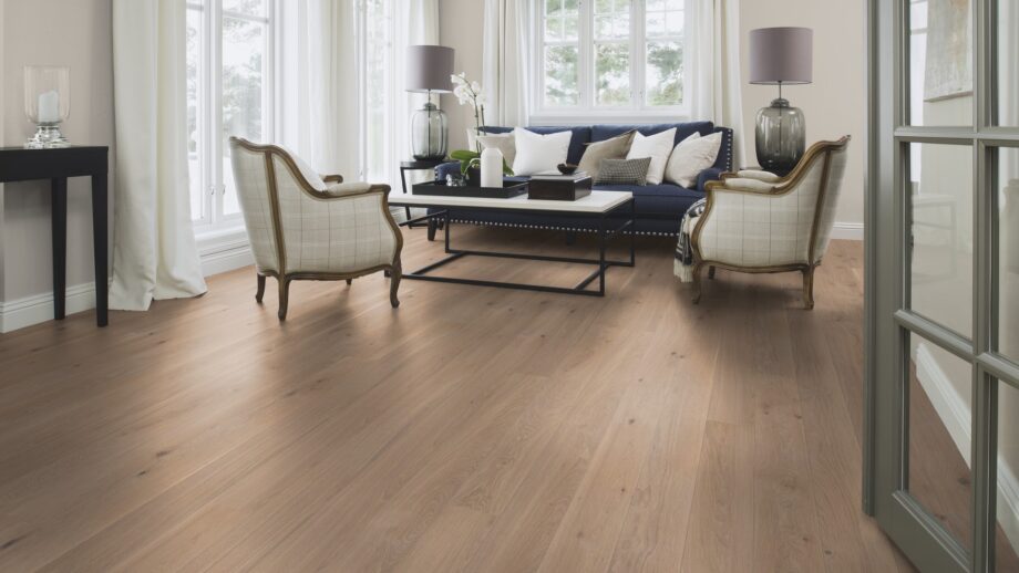 laudparkett-bauwerk-casapark-tamm-35-crema-harjatud-bprotekt Laudparkett Bauwerk Casapark tamm 35 Crema harjatud B-Protect heleda lakiga viimistletud paigaldatud klassikalise elutoa põrandale. Klassikaline