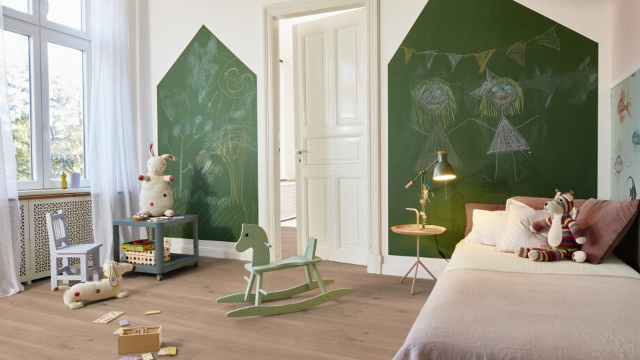 tammeparkett-bauwerk-casapark-tamm-35-crema-harjatud-bprotekt Tammeparkett Bauwerk Casapark tamm 35 Crema harjatud ja B-protect ultra matt lakiga viimistletud paigaldatud lastetoa põrandale.