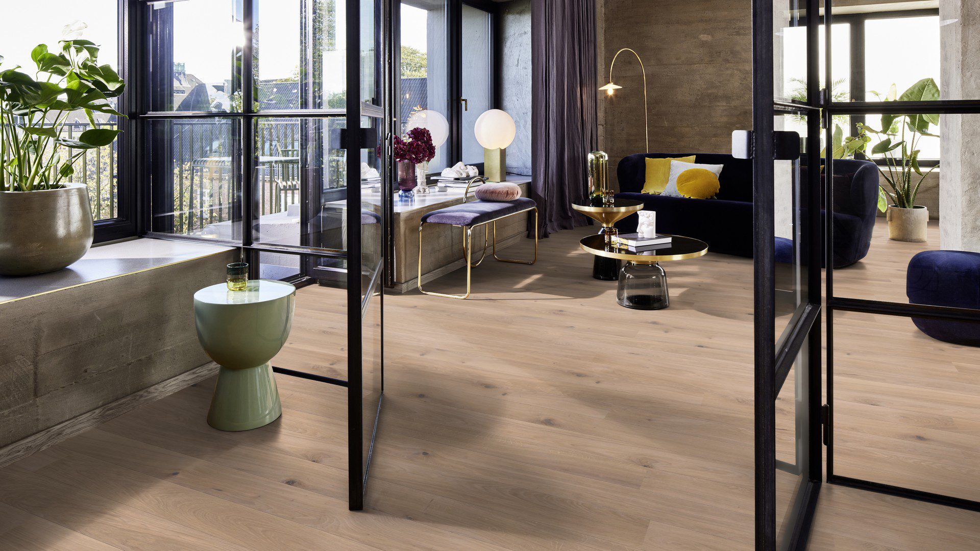 Tammeparkett Bauwerk Casapark tamm 46 Crema ültra matt lakitud, harjatud paigaldatud modernse elutoa põrandale. Lilla diivan