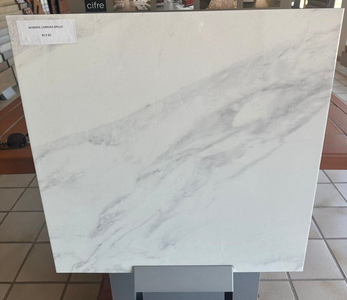 Polierte Bodenfliese aus Feinsteinzeug in Marmoroptik Marmol Carrara, 60x60 cm, 9 mm, Weiß
