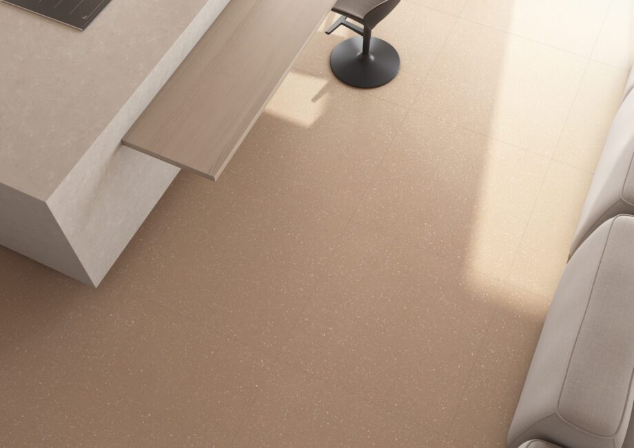 Matte Bodenfliese aus Feinsteinzeug in Terrazzo-Optik Tau Sassy Terracota, 60x120 cm, 10,5 mm, Terrakotta, R10, rektifiziert – 2