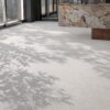 Matte Bodenfliese aus Feinsteinzeug in Terrazzo-Optik Tau Portobello White, 60x120 cm, Weiß, R10, rektifiziert – 3