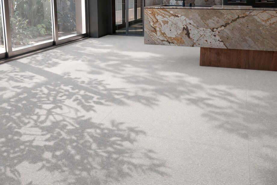 Matte Bodenfliese aus Feinsteinzeug in Terrazzo-Optik Tau Portobello White, 60x120 cm, Weiß, R10, rektifiziert – 3