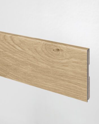 Hohe Sockelleiste Floorify für Vinylboden, passendes Dekor, 89x9,5x2000 mm