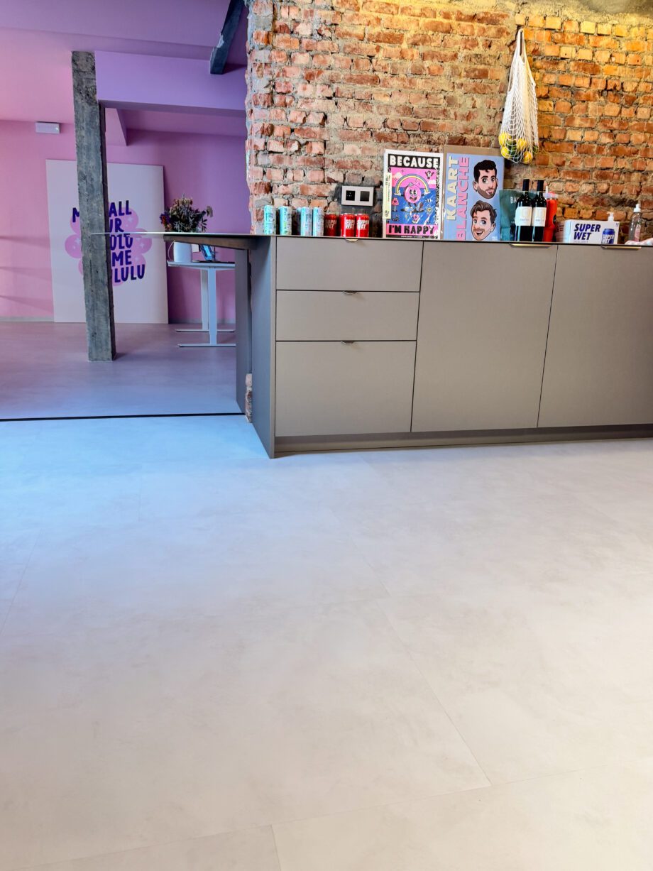 Liimitav vinüülplaat Floorify Gluedown Big Tile Coquille FG029 2 Liimitav vinüülplaat Floorify Gluedown Big Tile Coquille FG029