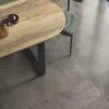 abk-atlantis-taupe-interjoor-2 Feinsteinzeug Fliese in Steinoptik ABK Atlantis Taupe, 120x120 cm, 8,5 mm, natur matt, rutschhemmend R10 – 4