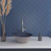 Ühevärviline keraamiline seinaplaat Dune Flat Indigo Matt – interjöör