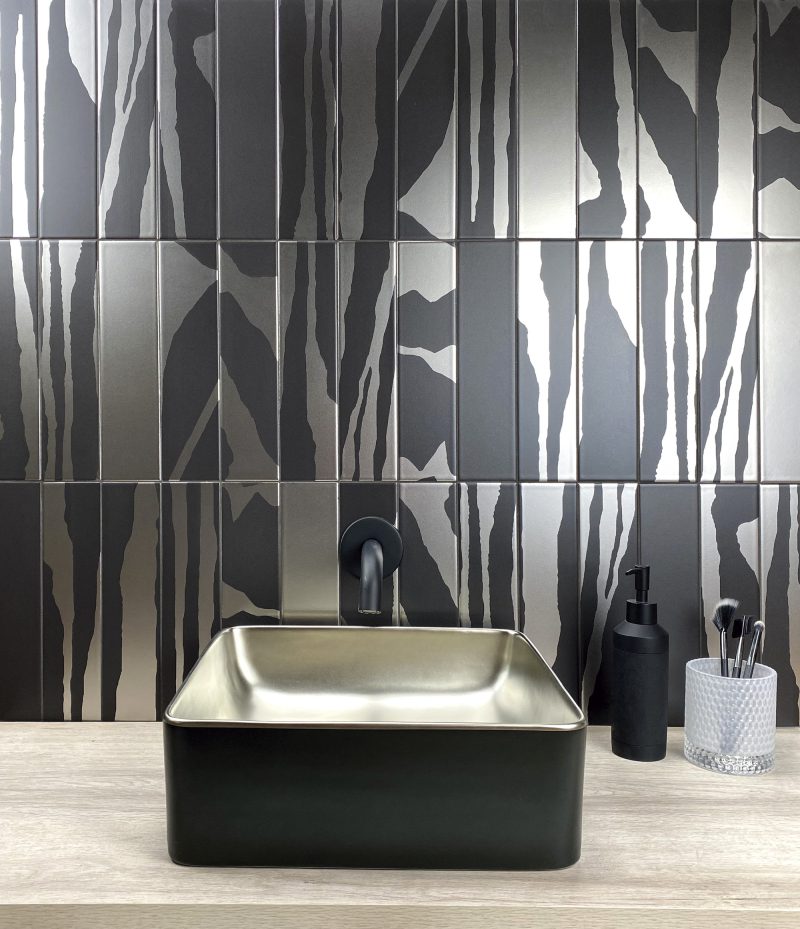 PVD-metallmustriga keraamiline seinaplaat Dune Flat Savannah Black & Silver, 7,5x30 cm, 8 mm, must-hõbedane