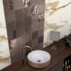 Metalliefektiga reljeefne keraamiline seinaplaat Dune Tabarca Copper Glossy – interjöör Metalliefektiga reljeefne keraamiline seinaplaat Dune Tabarca Copper Glossy – interjöör