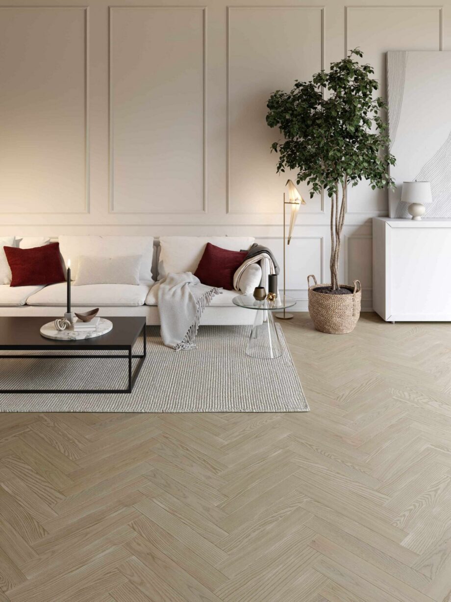 Fischgrätparkett Esche Esta Elegant Sandstone Original 600 mm extramatt lackiert – Nahaufnahme Fischgrätparkett Esche Esta Elegant Sandstone Original 600 mm extramatt lackiert – 2