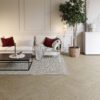 Fischgrätparkett Esche Esta Elegant Sandstone Original 700 mm extramatt lackiert – Nahaufnahme Fischgrätparkett Esche Esta Elegant Sandstone Original 700 mm extramatt lackiert – 3